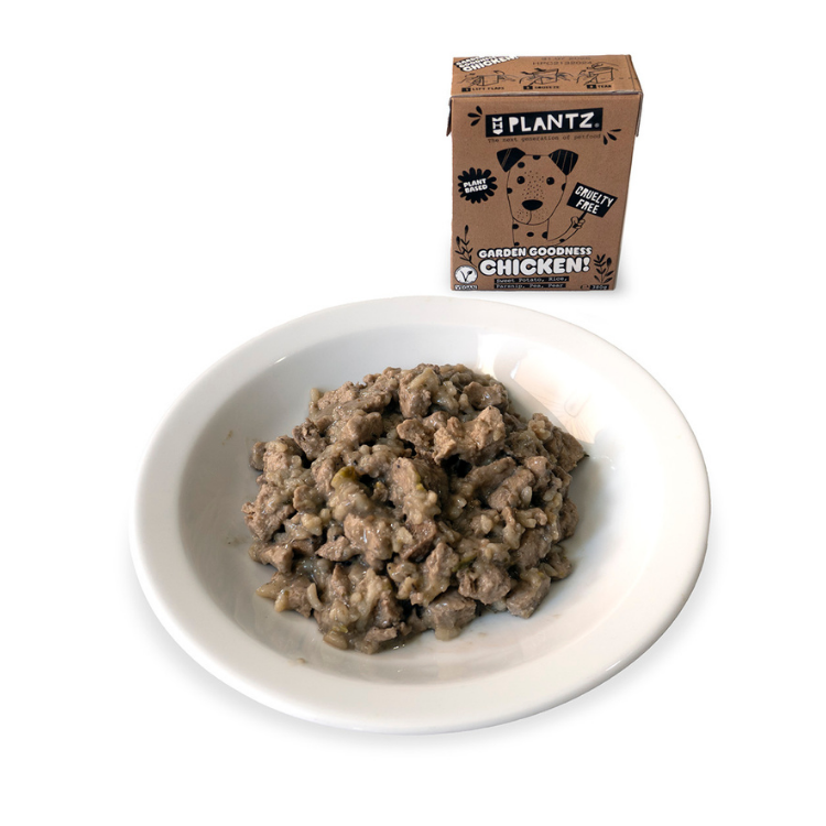 Pflanzenbasiertes Nassfutter mit Hühnchen Geschmack auf dem Teller vegan