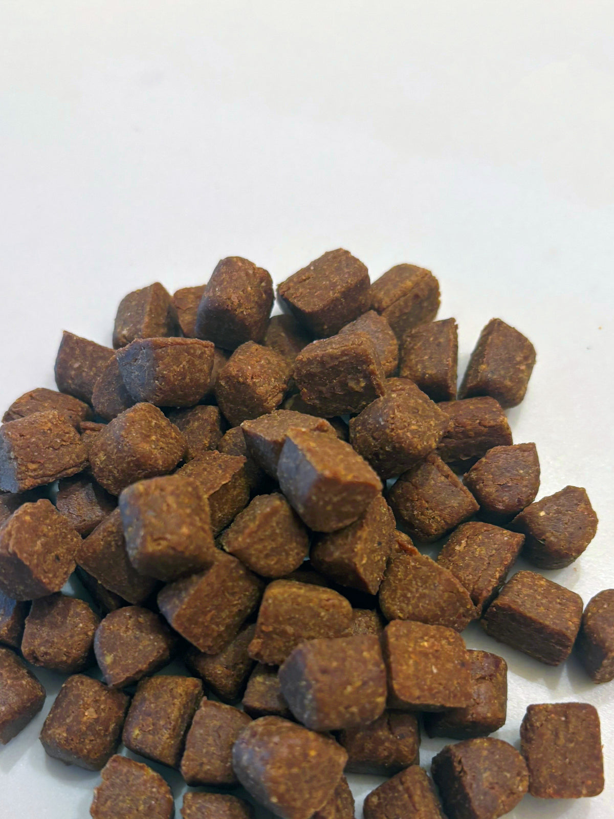 LEVENDO Semi-moist & gently baked · 15% moisture · complete & balanced for Adults (FEDIAF)